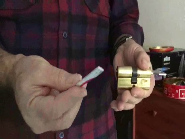 como abrir una puerta con las llaves por dentro