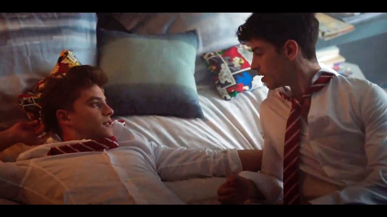 hombres haciendo el amor en la cama con hombres